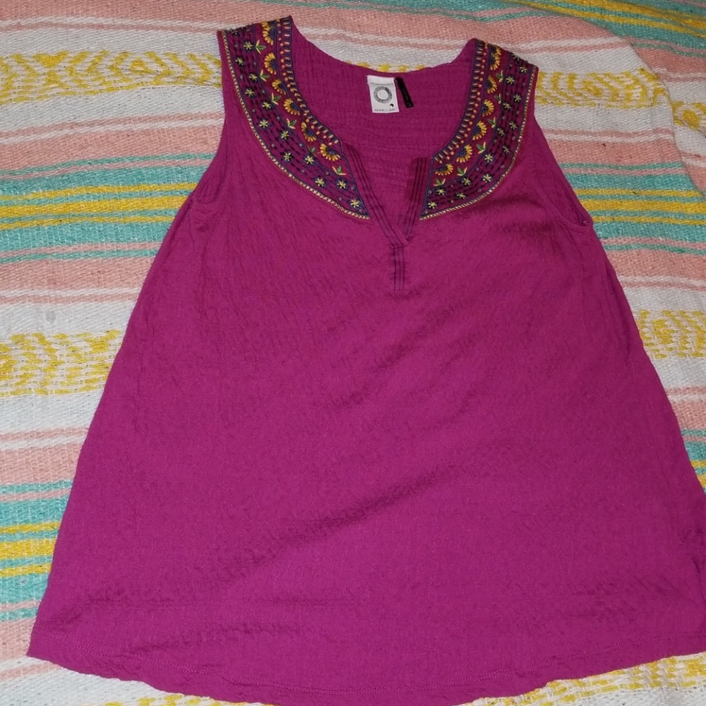 Akemi + Kin Top